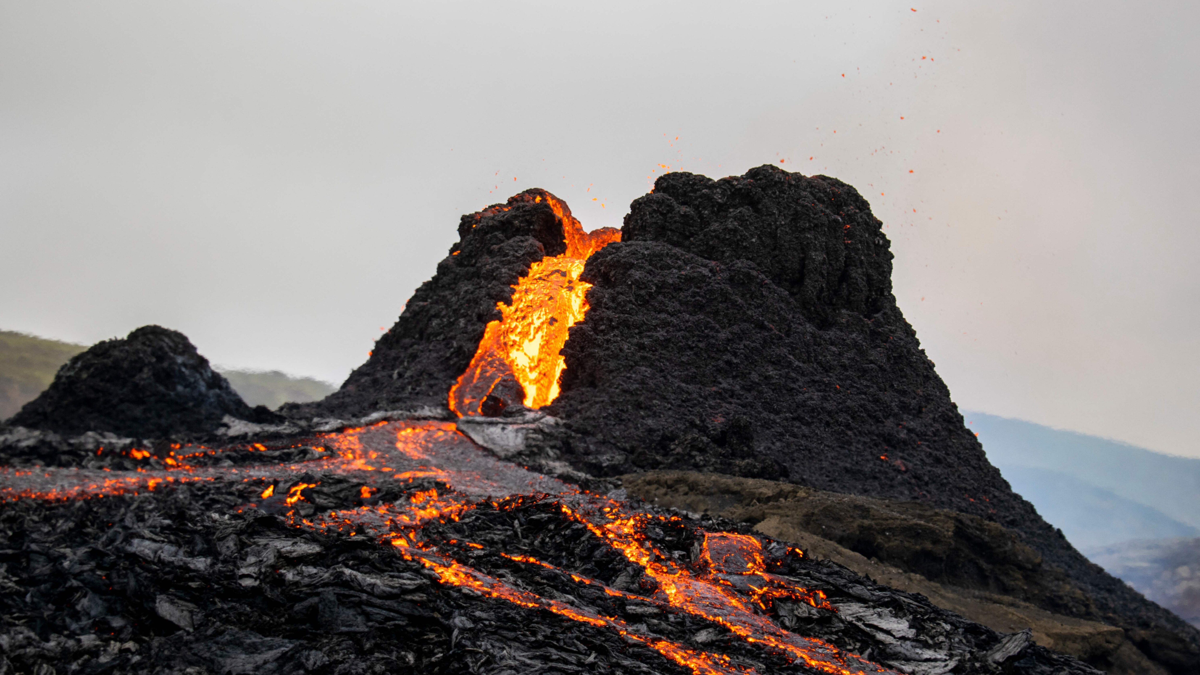 Почему в исландии большое количество вулканов