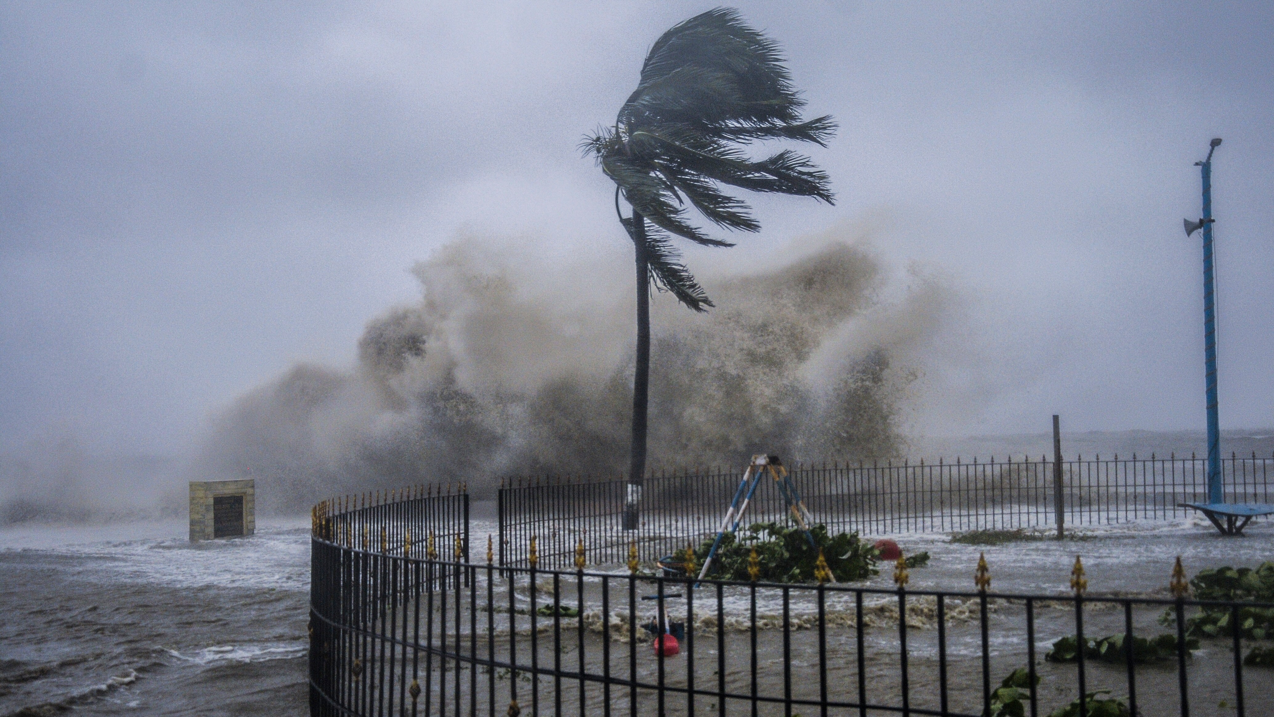 Циклон сильный ветер. Москва ураган смерч торнадо в москве. Ураган флоренс. Тропический шторм грейс. Ураган хьюго 1989.